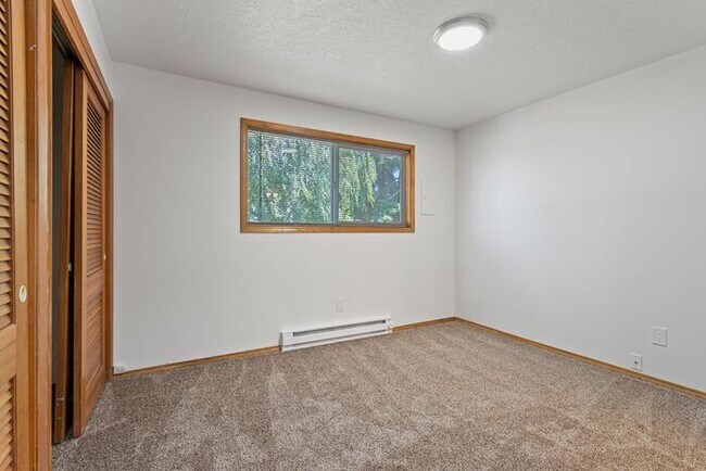 Building Photo - 2 bedroom one bath! Hurry Wont Last!
