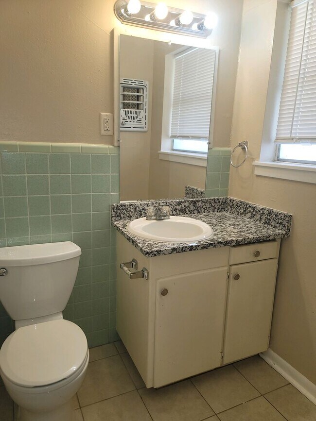Building Photo - 4 Bedroom 2 Bath in The Avenues