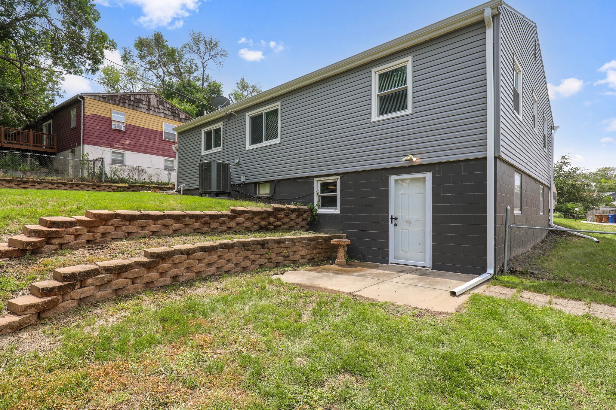 Building Photo - 1218 Sunset Dr