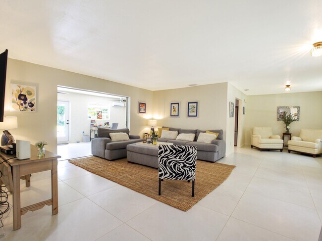 Building Photo - 218 S Sequoia Dr