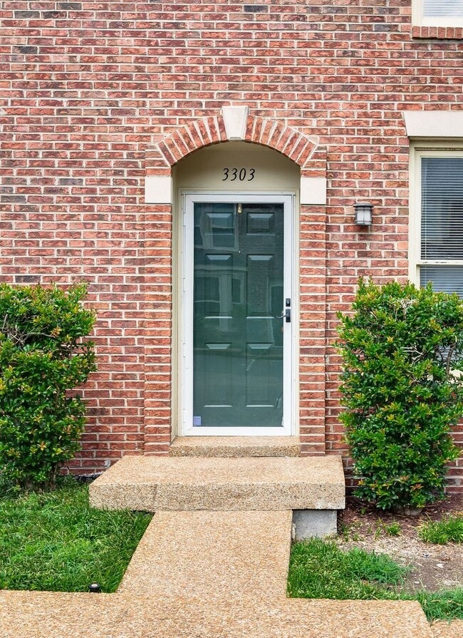 Building Photo - Awesome 2BE/2.5BA condo in Green Hills!