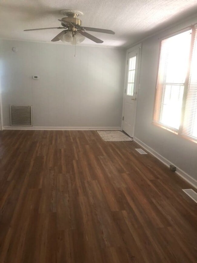 Building Photo - 2 Bedroom 1 Bath House