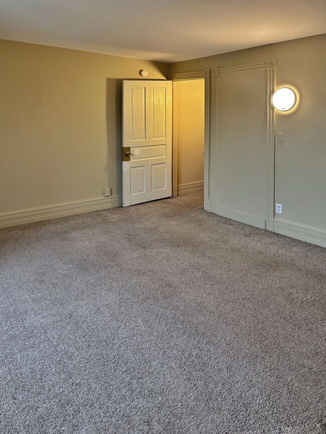 Building Photo - 516 W Allen St