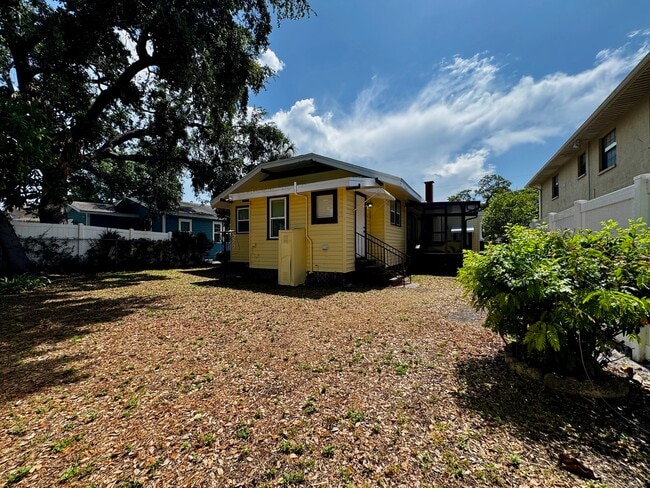Building Photo - 409 S Willow Ave