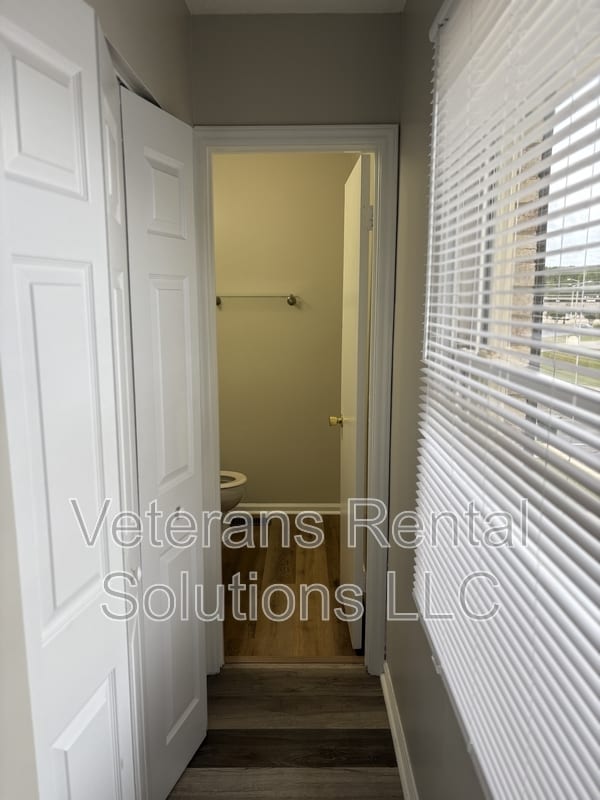 Building Photo - 410 Kirkcaldy Ct