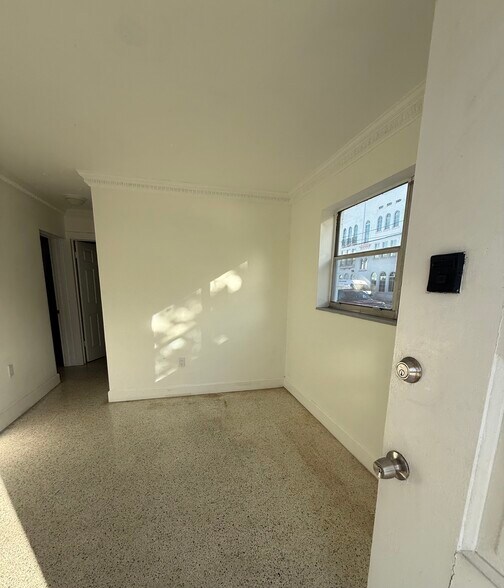 Building Photo - 585 SW 13th Ave