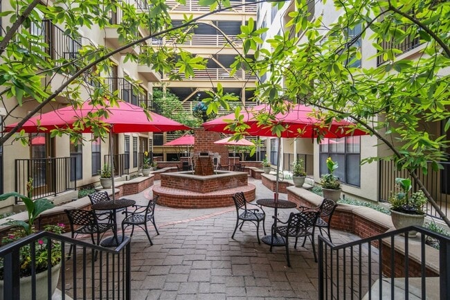 Building Photo - Penthouse-level 1 bed / 1 bath Condo at Bristol on Broadway