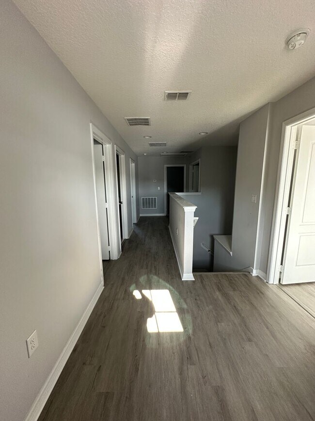 Building Photo - 4-Bedroom, 2.5-Bathroom in Saint Cloud