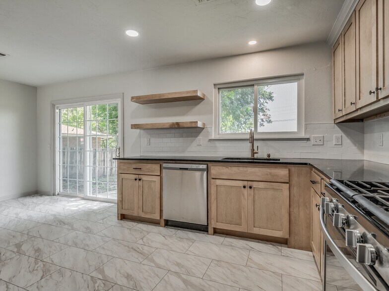 Building Photo - 1190 Tim Holt Dr