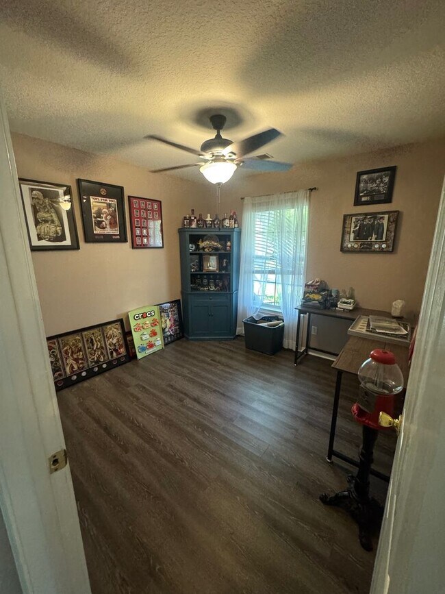 Building Photo - Three Bedroom Two Bathroom Available in Okatie!