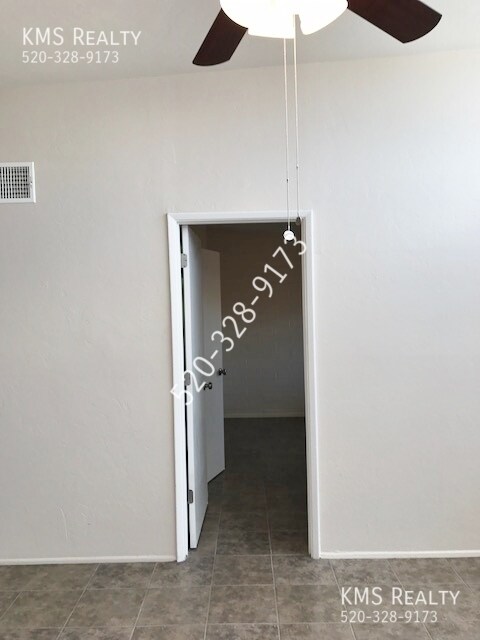 Building Photo - 4 bedroom 2 baths Town house - Drexel Road...