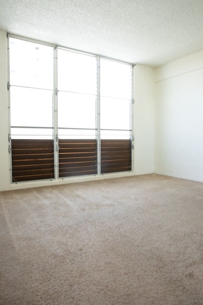 Building Photo - 2 BR/ 1 Bath Low- rise Apartment