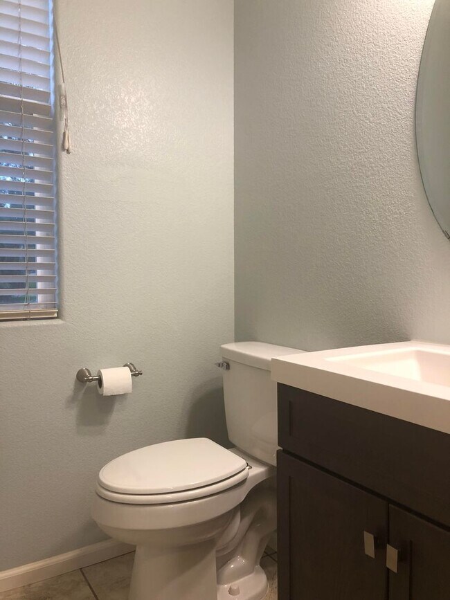 Building Photo - Well Maintained 2 Bed 3 Bath 2 Car Two-sto...