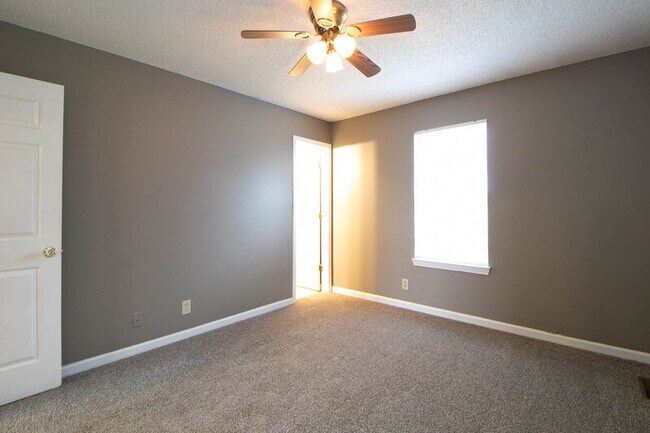 Building Photo - 924 Van Buren Ave