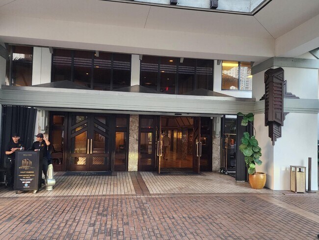 Building Photo - 520 Brickell Key Dr