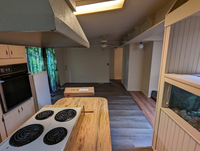 Building Photo - 6255 Bellwood Dr