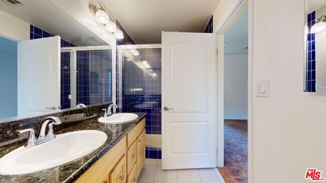 Building Photo - 11622 Oxnard St