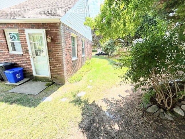 Building Photo - 911 Inverness Ln
