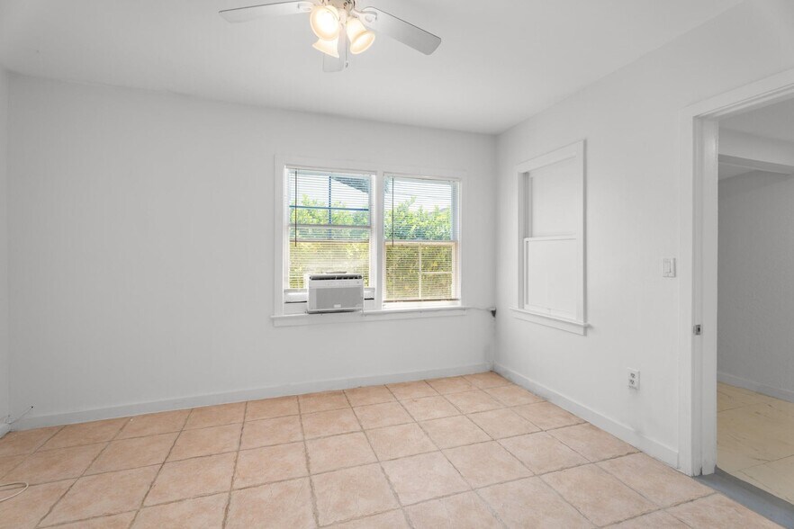 Building Photo - 4815 N Flagler Dr