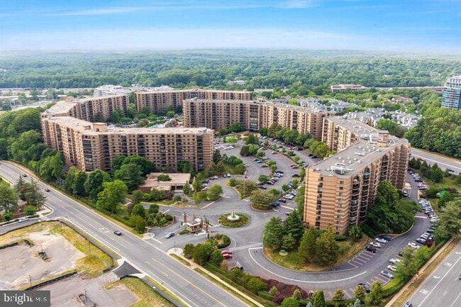 Building Photo - 8370 Greensboro Dr