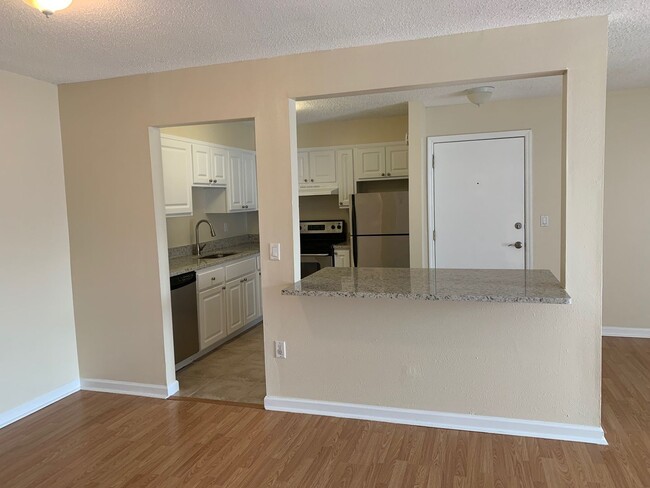 Building Photo - 2nd story, 2/1, updated unit on the Winter Park/Maitland border!!