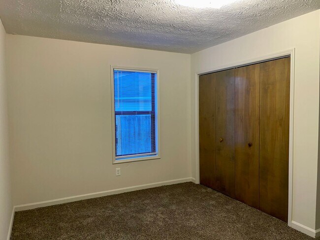 Building Photo - Spacious, Updated 3 Bed/2 Bath Ranch!