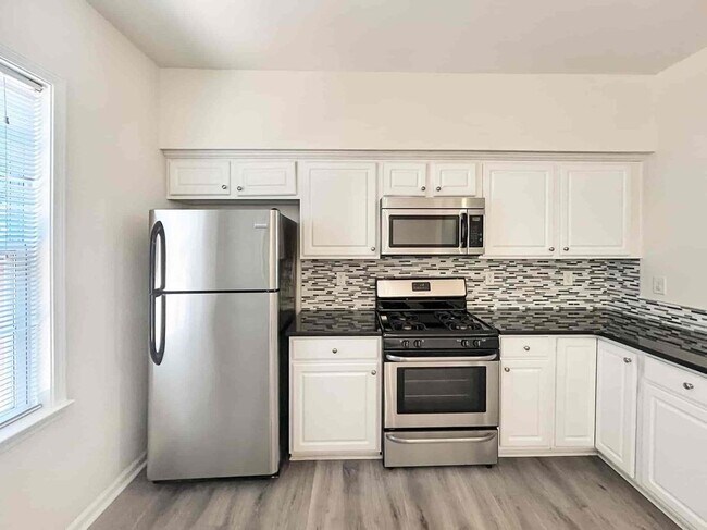 Building Photo - 4033 Edgecomb Dr