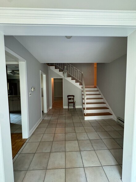 Building Photo - 537 Winterburn Grv