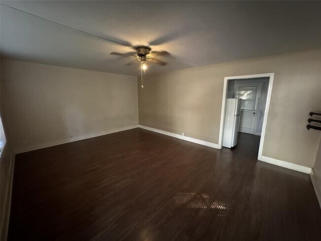 Building Photo - 1009 W 25th St