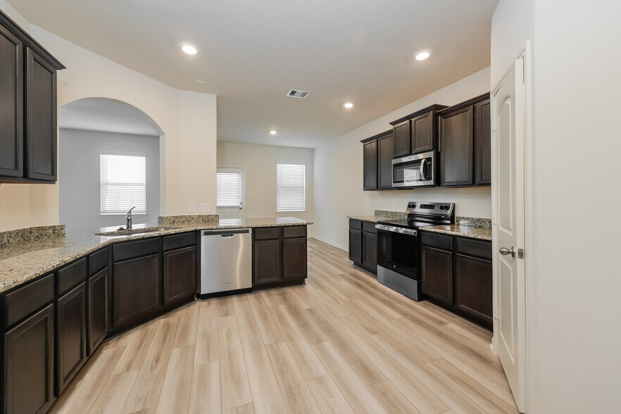 Building Photo - 8414 Bermuda Blue Rd