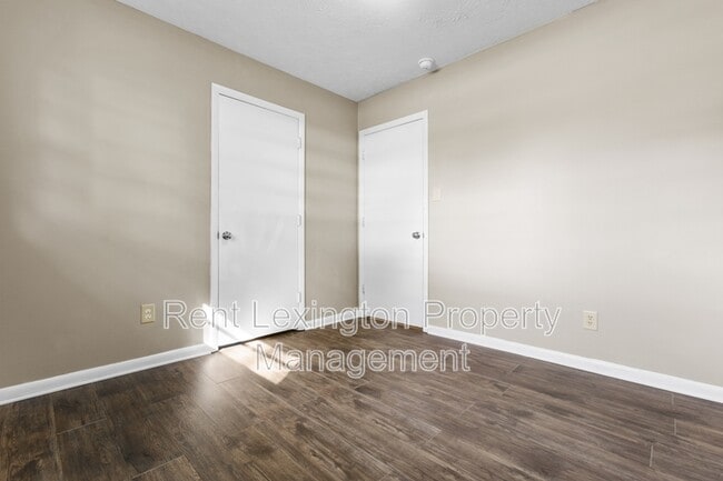 Building Photo - 2461 Mirahill Dr