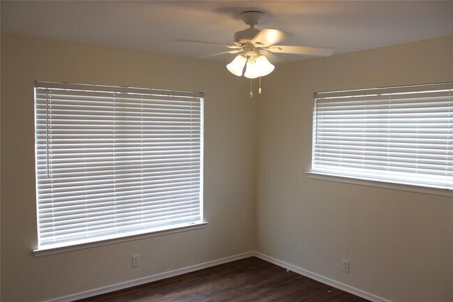 Building Photo - 104 S Lois Ln