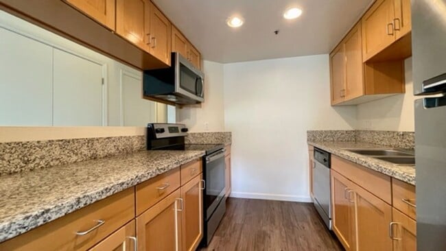 Building Photo - 2 Bedroom + Loft Condo in Parkwood Village
