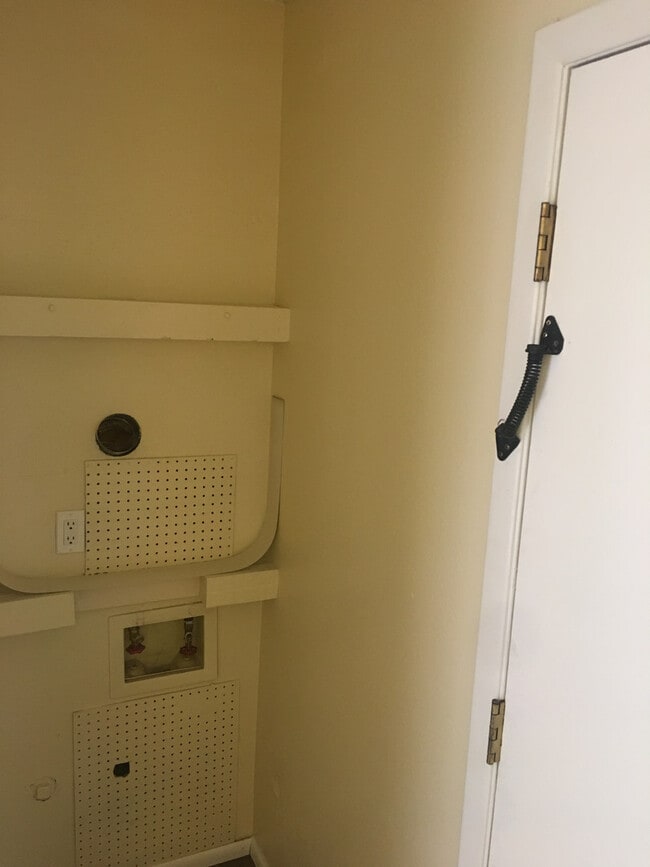 Building Photo - 2 Bedroom Condo in Country Club Villas Com...