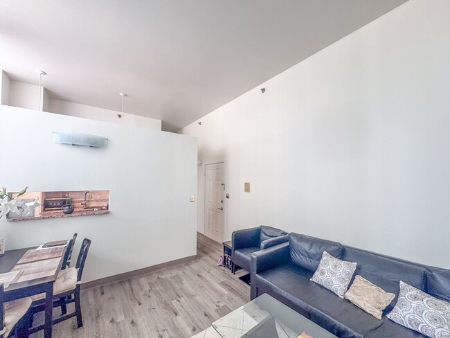 Building Photo - 2 Bed 1 Bath Condo available in Downtown N...