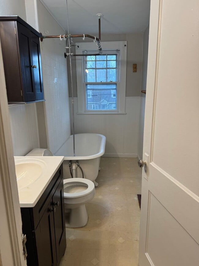 Building Photo - Newly Renovated Apartment in Liverpool!