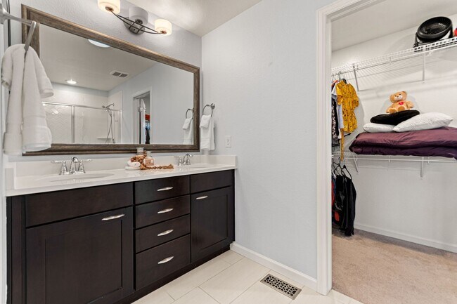 Building Photo - Modern Living. Unforgettable Views 5 bedroom / 5 bathrooms in the desirable Candelas community
