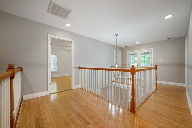 Building Photo - 3 bed, 3.5 bath with expansive deck and fe...