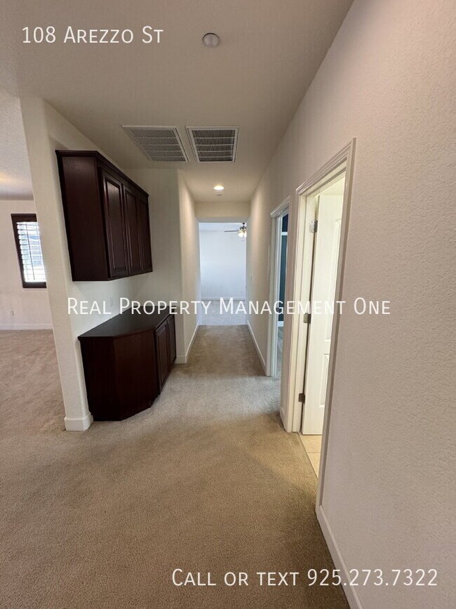 Building Photo - 108 Arezzo St