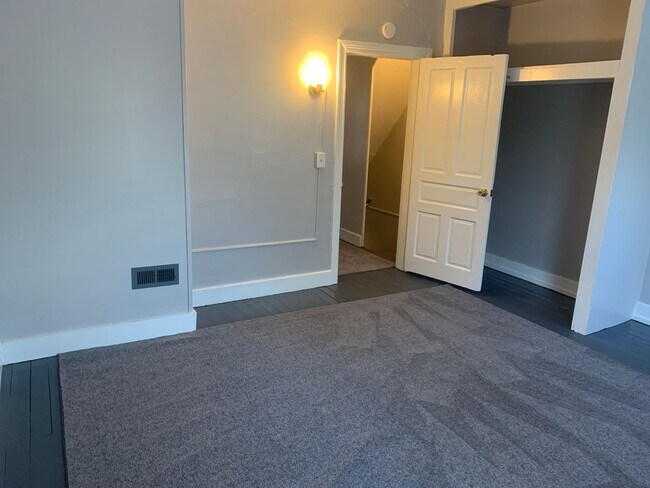 Building Photo - Available Now! Cozy 1-2 bedroom house with...