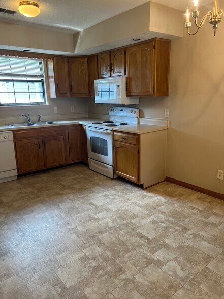 Building Photo - 10205 E 63rd Ter