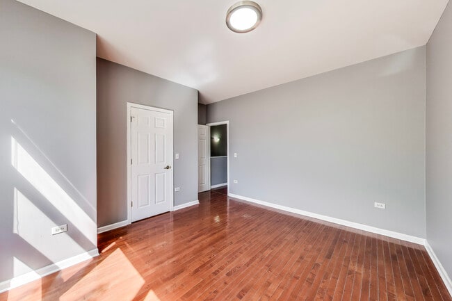 Building Photo - 4524 W Belmont Ave