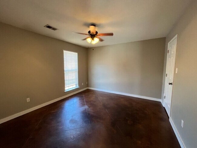 Building Photo - Renovated 3 Bedroom 2 Bath Duplex for Rent!!