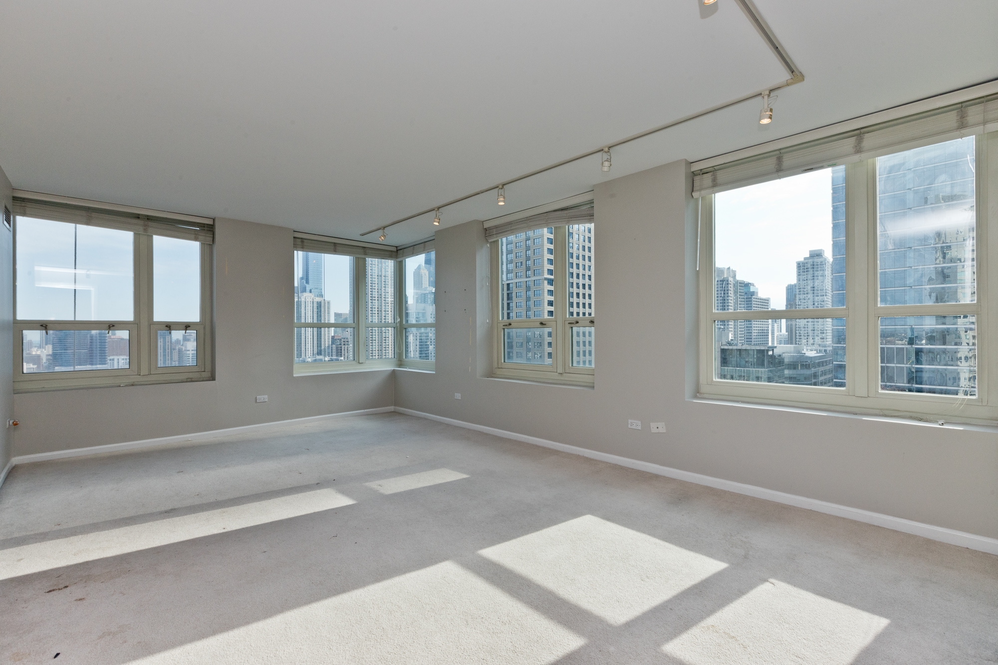 Building Photo - 345 N La Salle Dr