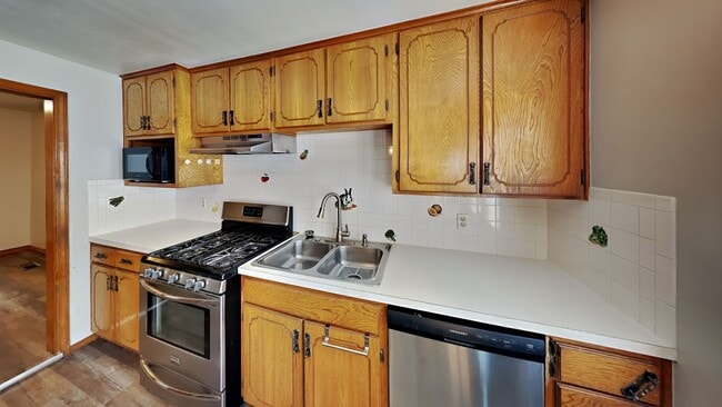 Building Photo - Welcome to this charming 3 bedroom, 1 bath...