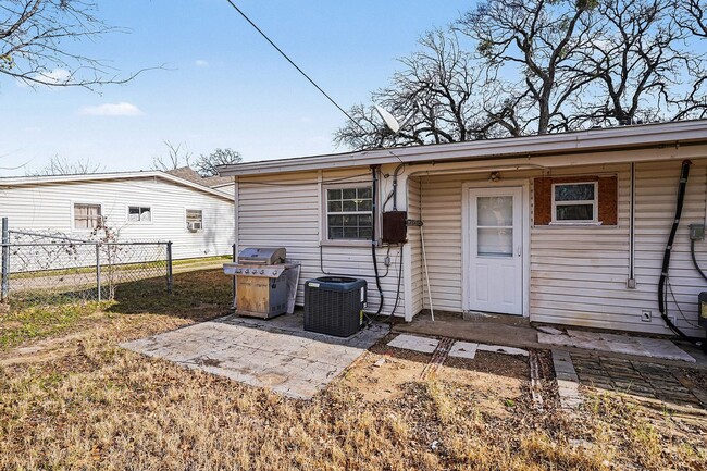Building Photo - 2211 Barbell Ln
