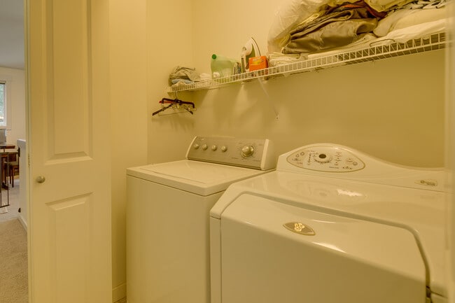 Building Photo - Beautiful open layout 2-level townhome!