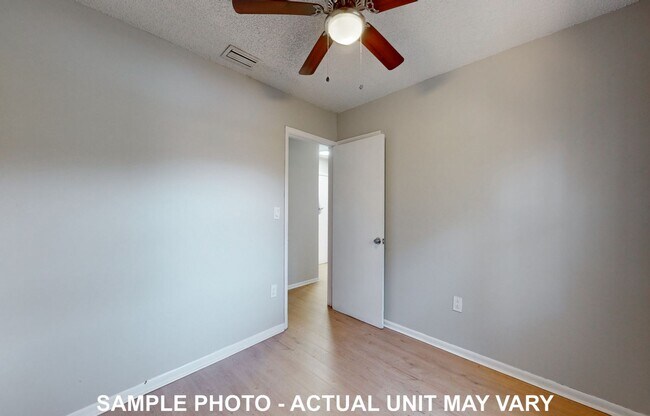 Building Photo - Updated 2 Bedroom Jacksonville Heights Apa...