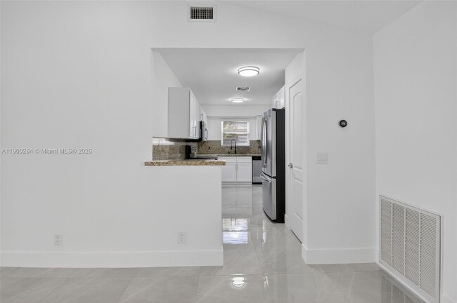 Building Photo - 5276 Pine Tree Dr