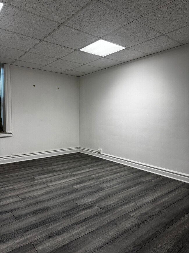 Building Photo - 250 BROAD Ave